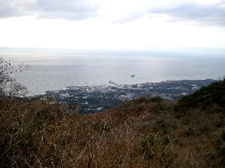 三原山から見た元町港