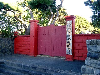 為朝の赤門