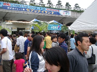 会場内は歩くのも大変な混雑ぶり